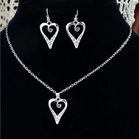 💙Hollow out heart pendant necklace & drop earrings. - Picture 5 of 5